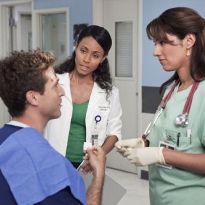 Suleka Mathew,  Jada Pinkett Smith e David Hirsch nell'episodio Healing Time di Hawthorne