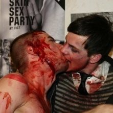 Un bacio gay al sangue nel film Otto; or Up with Dead People