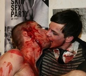 Un bacio gay al sangue nel film Otto; or Up with Dead People