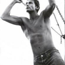 Una immagine sexy di Roberto Farnesi sul magazine Max