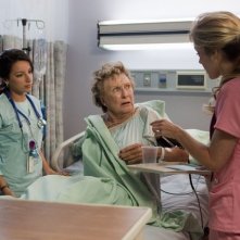 Vanessa Lengies e Cloris Leachman in una scena dell'episodio Healing Time di Hawthorne
