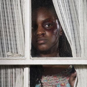 Yaani King in una scena dell'episodio We're Already Here di Saving Grace