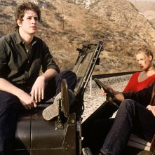 Brendan Fehr parla con Jason Behr e Katherine Heigl nell'episodio 'Independence Day' di Roswell