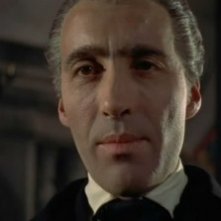 Christopher Lee interpreta il Conte Dracula nel film Dracula il vampiro