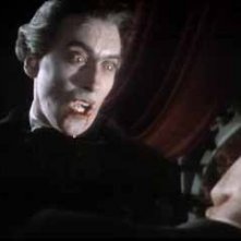 Christopher Lee strangola John Van Eyssen in una scena del film Dracula il vampiro