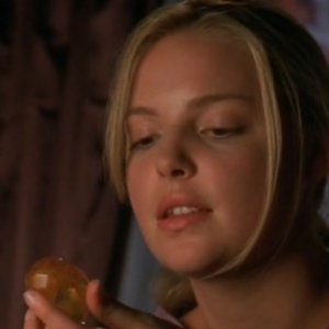 Isabel (Katherine Heigl) osserva delle pietre aliene nell'episodio 'Independence Day' di Roswell