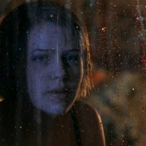 Maria DeLuca(Majandra Delfino) dietro alla finestra della sua camera nell'episodio 'Independence Day' di Roswell