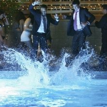 Norbert Leo Butz e Ben Lawson in una scena della serie The Deep End