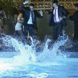 Norbert Leo Butz e Ben Lawson in una scena della serie The Deep End