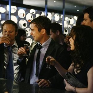 Norbert Leo Butz, Matt Long, Tina Majorino e Ben Lawson in una scena della serie The Deep End