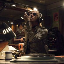 Rhys Ifans in una scena del film I Love Radio Rock