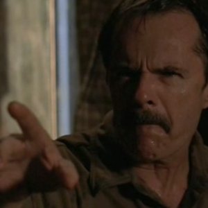 Robert F. Lyons è Hank Whitmore, il padre adottivo di Michael, nell'episodio 'Independence Day' di Roswell