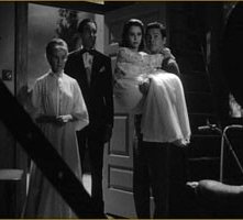 Susan Strasberg con Ronald Lewis e Ann Todd in una scena del film La casa del terrore