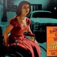Susan Strasberg in una lobbycard a colori del film La casa del terrore