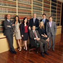 Una foto promozionale del cast di The Deep End