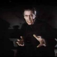 Christopher Lee è il perfido Conte Dracula nel film Dracula il vampiro