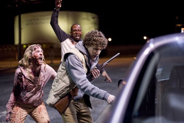 Jesse Eisenberg Circondato Da Zombie In Zombieland 120496