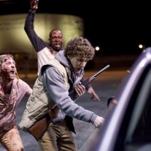 Jesse Eisenberg circondato da zombie in Zombieland
