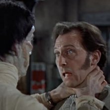 Peter Cushing e Christopher Lee in una drammatica scena del film La maschera di Frankenstein