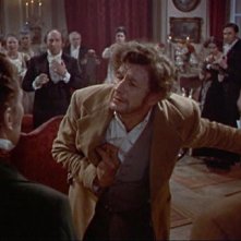 Peter Cushing e Michael Gwynn in una scena del film La vendetta di Frankenstein