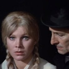 Peter Cushing e Susan Denberg in una scena del film La maledizione di Frankenstein