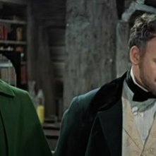 Peter Cushing in una scena del film La maledizione di Frankenstein (1957)