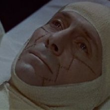 Peter Cushing in una scena del film La vendetta di Frankenstein