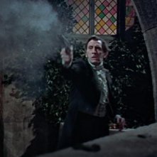 Peter Cushing in una sequenza dell'horror La maschera di Frankenstein
