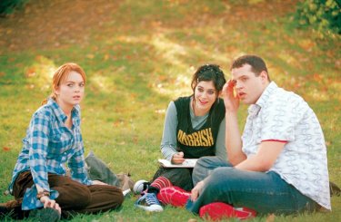 Lindsay Lohan (Cady Heron), Lizzy Caplan (Janis Ian) e Daniel Franzese (Damian) in una scena di Mean Girls