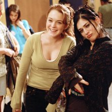 Lindsay Lohan è Cady Heron con Lizzy Caplan (Janis Ian) nel film Mean Girls
