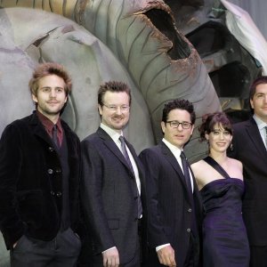 Matt Reeves, Drew Goddard, J.J. Abrams, Michael Stahl-David e Lizzy Caplan alla premiere del film Cloverfield