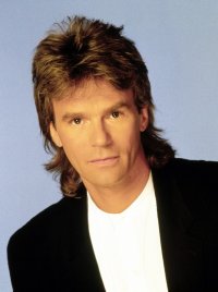 Richard Dean Anderson in una foto promo per il telefilm MacGyver