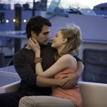 Henry Cavill e Evan Rachel Wood in una scena del film Whatever Works, diretto da Woody Allen