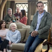 Mary Steenburgen, Betty White e Ryan Reynolds in una scena del film Ricatto d'amore