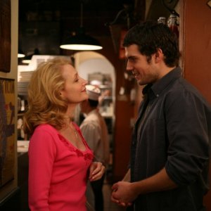 Patricia Clarkson e Henry Cavill in una scena del film Whatever Works