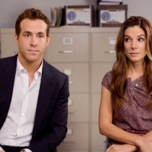 Ryan Reynolds e Sandra Bullock in una scena della commedia Ricatto d'amore