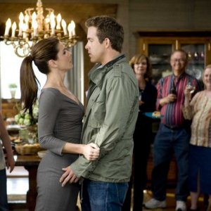 Sandra Bullock e Ryan Reynolds in una scena della commedia Ricatto d'amore