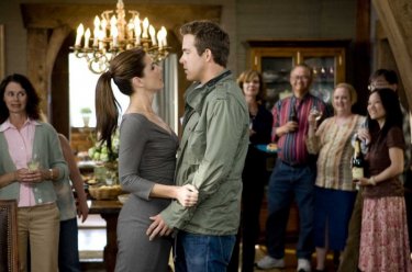 Sandra Bullock e Ryan Reynolds in una scena della commedia Ricatto d'amore