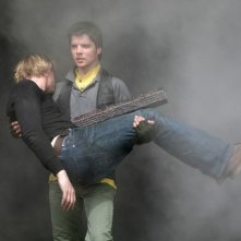 Andrew Lee Potts e Douglas Henshall nell'episodio 3 della stagione 3 di Primeval