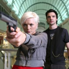 Andrew Lee Potts ed Hannah Spearritt in una scena della serie tv Primeval