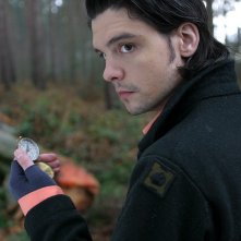 Andrew Lee Potts in una scena della serie tv Primeval