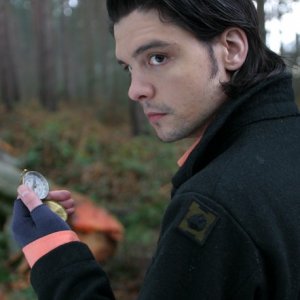Andrew Lee Potts in una scena della serie tv Primeval