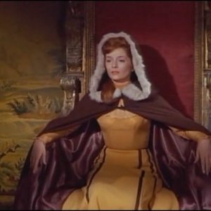 Barbara Shelley in una scena del film Lo sguardo che uccide