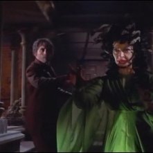 Christopher Lee affronta Prudence Hyman in una scena del film Lo sguardo che uccide