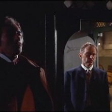 Christopher Lee e Peter Cushing in una scena del film Lo sguardo che uccide