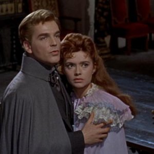 David Peel e Yvonne Monlaur in una scena del film Le spose di Dracula