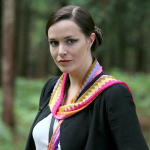 Lucy Brown è Claudia in una scena di Primeval