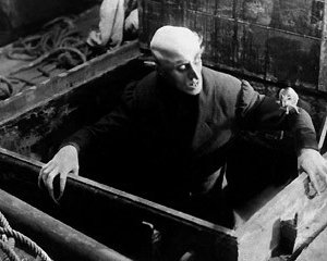 Max Schreck è il conte Orlok nel film Nosferatu