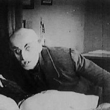 Max Schreck in una scena del film Nosferatu