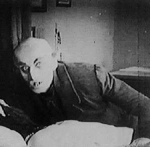 Max Schreck in una scena del film Nosferatu